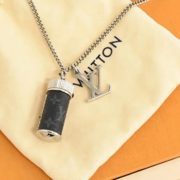 - Louis Vuitton Necklace with Charm can be opened!! So unique 🫶🏼 - Picture 10 of 10